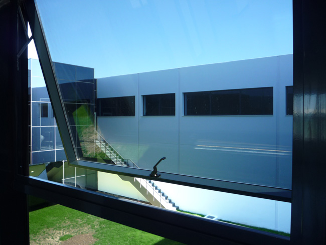 DETALLE DE APERTURA DE MURO CORTINA E 110 DE EXTRUAL EN FACHADA EN EDIFICIO CICAP DE CORDOBA