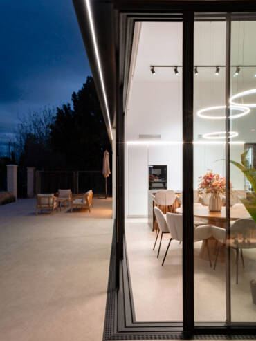 DETALLE DE ESQUINERO DE SISTEMA E 150 DE EXTRUAL BICARRIL MOTORIZADO MONTADO EN CHALET CASA DE LORCA MURCIA