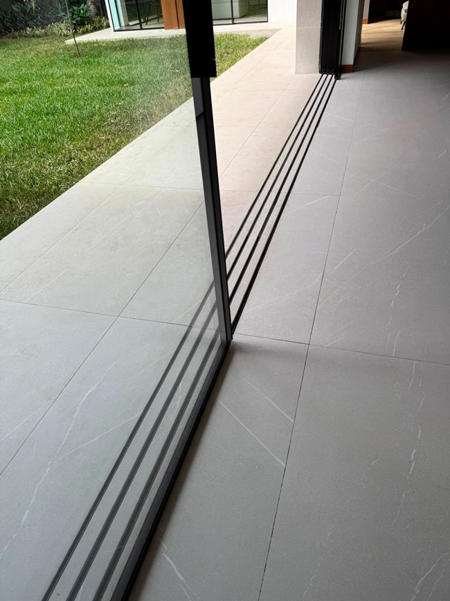 DETALLE DE SUELO CORRIDO EN SISTEMA E 150 DE EXTRUAL EN PROYECTO DE ARQUITECTURA EN GUATEMALA