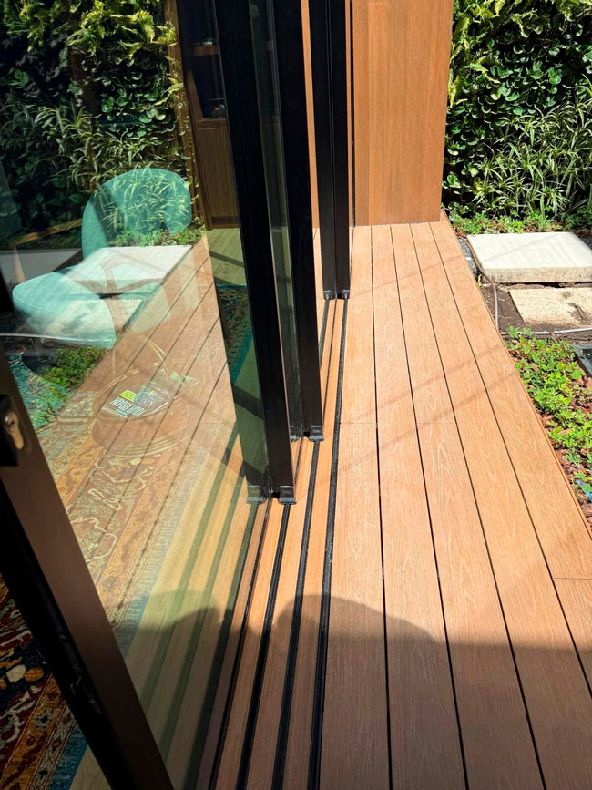 DETALLE DE SUELO DE SISTEMA E 150 DE CUATRO HOJAS DE ACCESO A EXTERIOR MONTADO EN CASA ARQUITECTONICA EN GUATEMALA