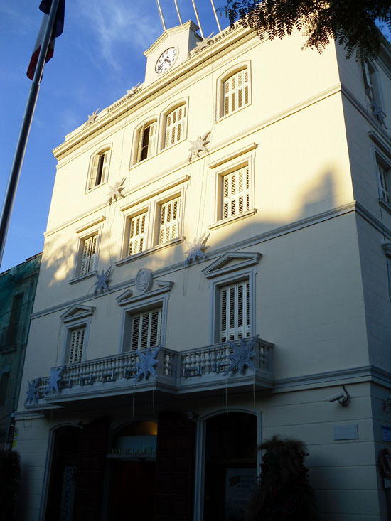 FACHADA DE AYUNTAMIENTO DE SANT BOI CON SISTEMAS DE CARPINTERIA MALLORQUINA KIKAU DE EXTRUAL COMPLEMENTADA CON E 28