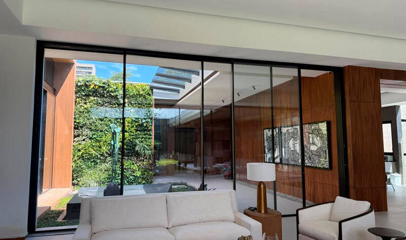 SISTEMA E 150 DE EXTRUAL DE CUATRO HOJAS MONTADO EN PROYECTO ARQUITECTONICO EN GUATEMALA