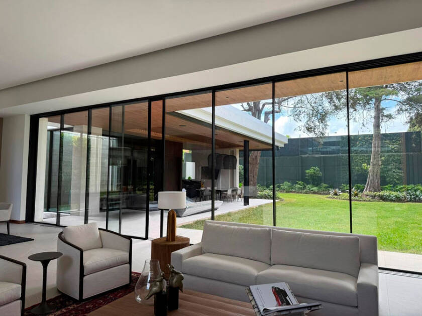 SISTEMA E 150 DE EXTRUAL DE TRES HOJAS CON SUELO CORRIDO INSTALADO EN PROYECTO ARQUITECTONICO EN GUATEMALA