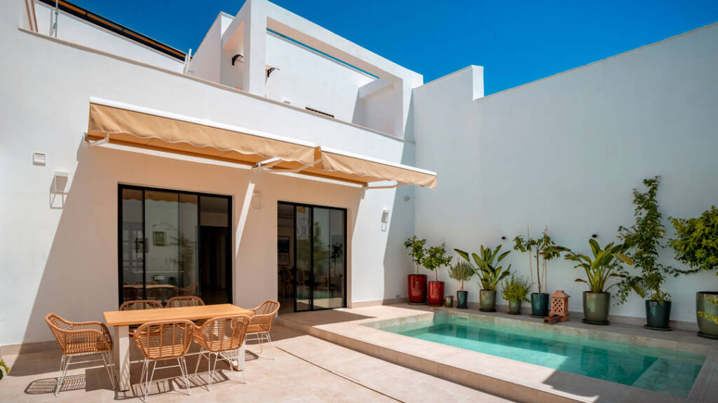 SISTEMA E 150 DE EXTRUAL USADO EN LA CARPINTERIA DE ALUMINIO DE CASA TIPICA ANDALUZA SITUADA EN LORA DEL RIO SEVILLA