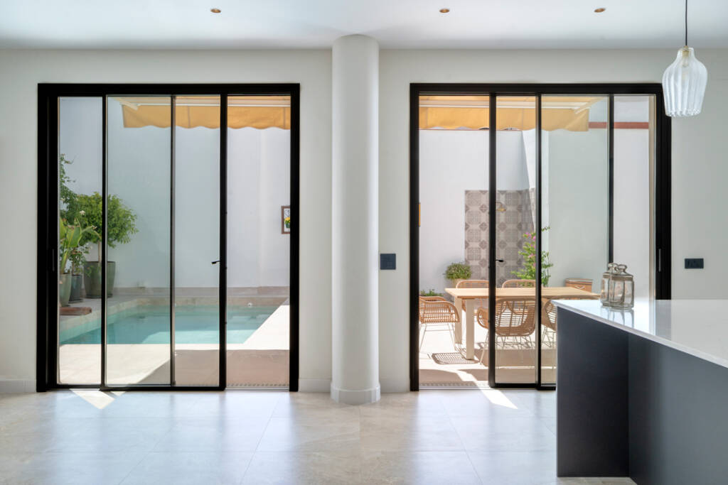 SISTEMAS E 150 DE EXTRUAL BICARRIL Y SUELO CORRIDO DE ACCESO A PATIO EN CASA EN LORA DEL RIO EN SEVILLA