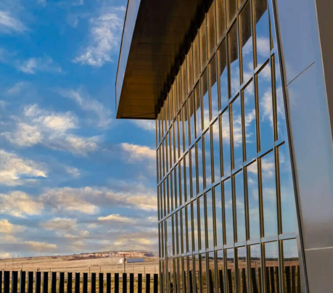 edificio de oficinas con soluciones de extrual sistemas