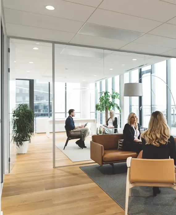 Vista interior de una oficina con grandes ventanales division acristalada y entrada de luz natural 1