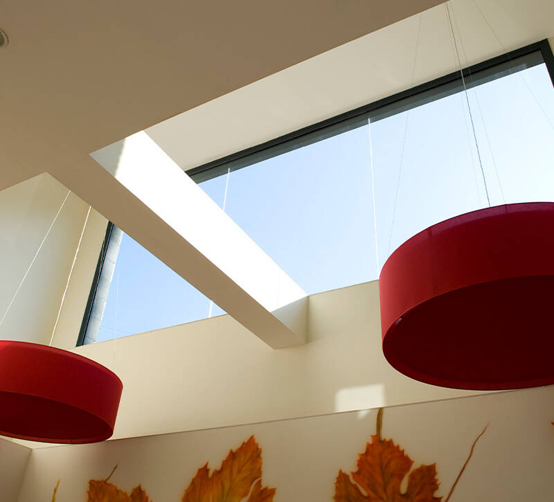 EXTRUAL SISTEMAS DE ALUMINIO PARA VENTANAS EN OFICINAS CON LUZ NATURAL Y SENSACION DE AMPLITUD