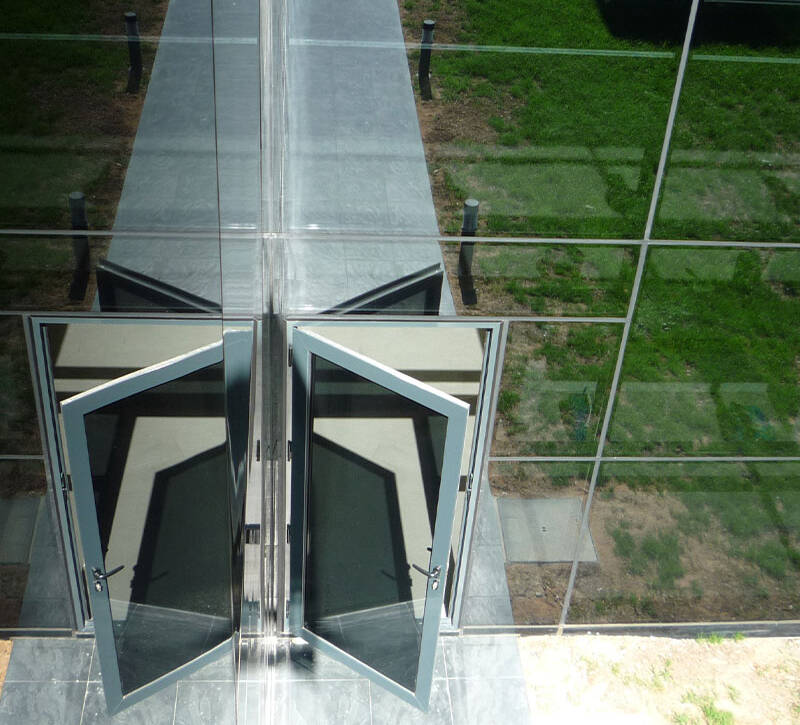 EXTRUAL SISTEMAS DE ALUMINIO PARA VENTANAS Y PUERTAS EN OFICINAS CON RESISTENCIA Y SEGURIDAD