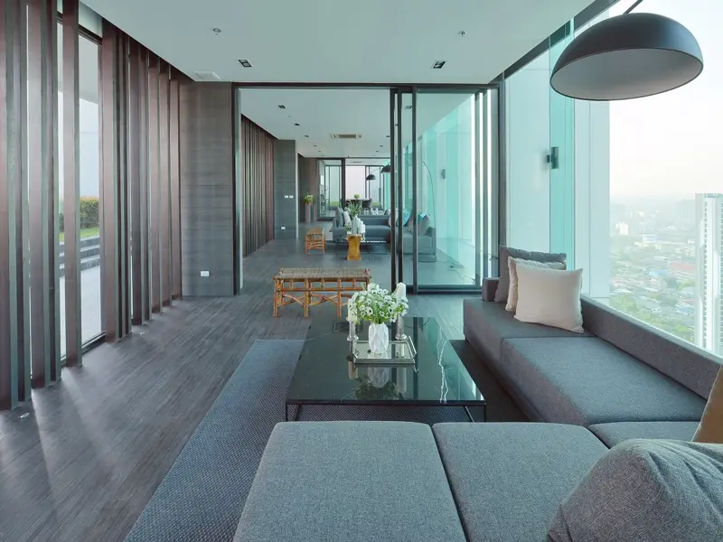 SISTEMA DE EXTRUAL COLOCADO EN GRAN HABITACIÓN DE HOTEL DE LUJO