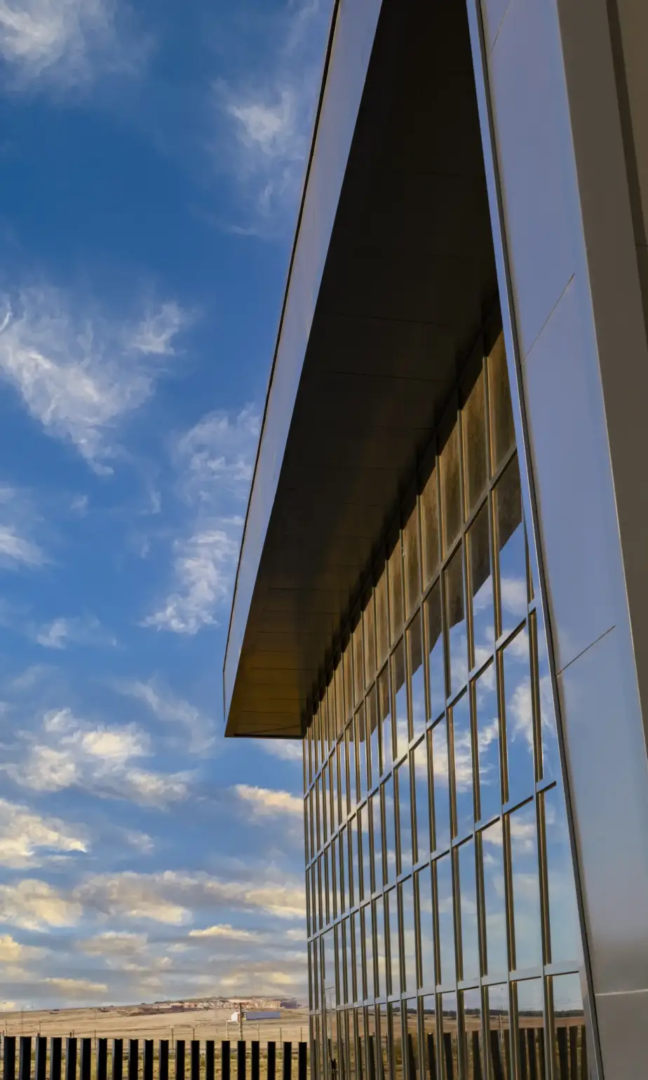 edificio de oficinas con soluciones de extrual sistemas